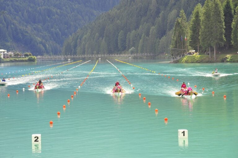 Dragon Boat rosa sul lago di Santa Caterina ad Auronzo